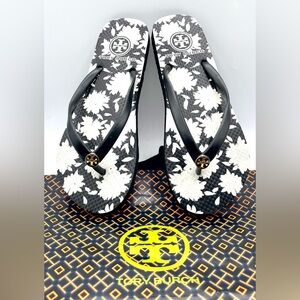 TORY BURCH  Black and White Floral Flip Flops Thong  Sandals. Size 6 M